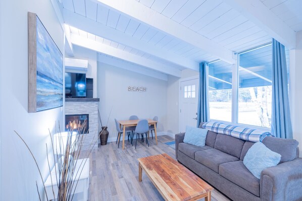 TV, fireplace - Mountain View Boutique Suite with contactless entry - The Lake at Blue Mountains (Blue Mountains)