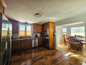 Kjøleskap, mikrobølgeovn, ovn og kokeplater