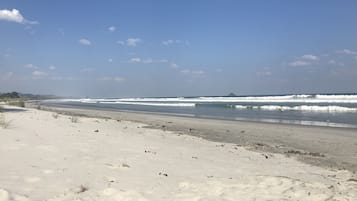 Vlak bij het strand, ligstoelen aan het strand, strandlakens