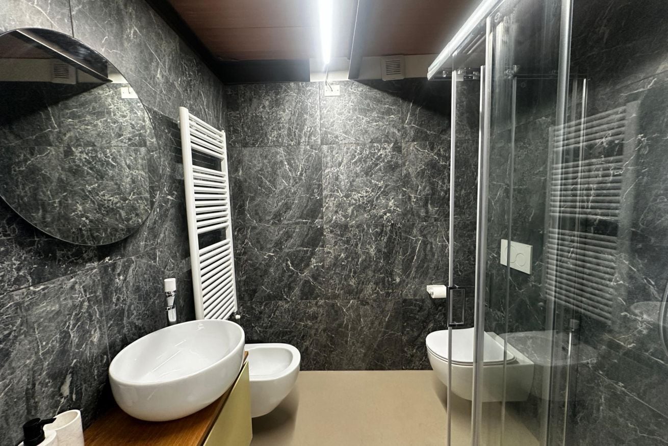 Doccia, asciugacapelli, bidet, asciugamani