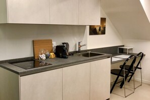 Een koelkast, een microgolfoven, een kookplaat, een vaatwasser