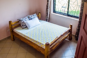 Apartamento luxo, 2 quartos | 2 quartos, escrivaninha, Wi-Fi de cortesia, roupa de cama