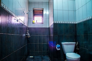 Apartamento luxo, 2 quartos | Banheiro | Chuveiro/banheira combinados, toalhas de banho