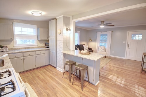 Cottage in the Oaks  is a  restored Historical Cottage from the late 1800’s