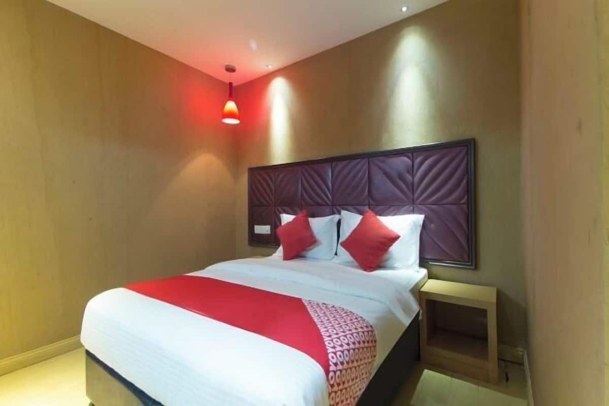 In-room safe, desk, iron/ironing board, free WiFi