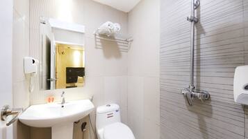 Douche, sèche-cheveux, bidet, serviettes fournies