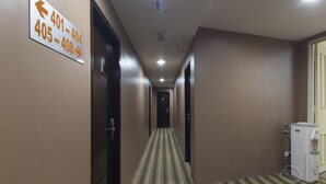 A hotel hallway with directional signs for rooms 401-404 and 405-408.