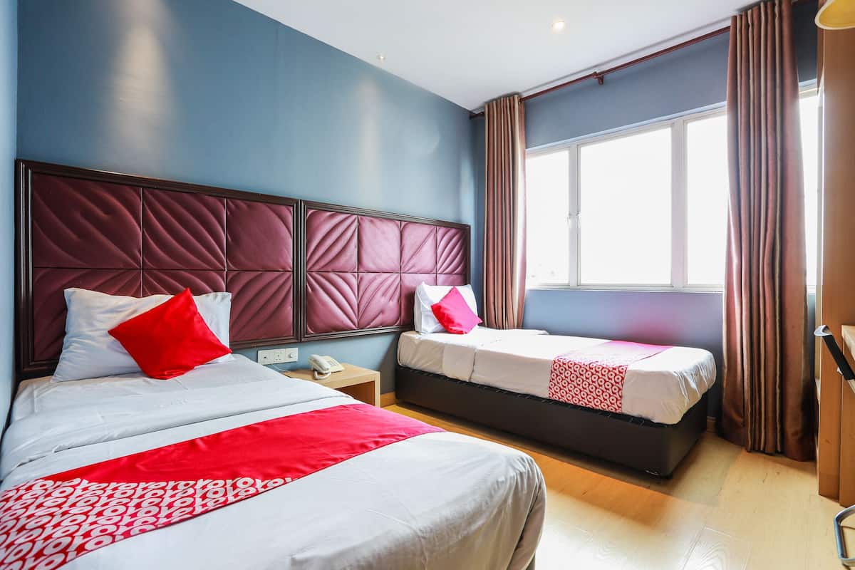 Deluxe Twin Room | In-room safe, desk, iron/ironing board, free WiFi