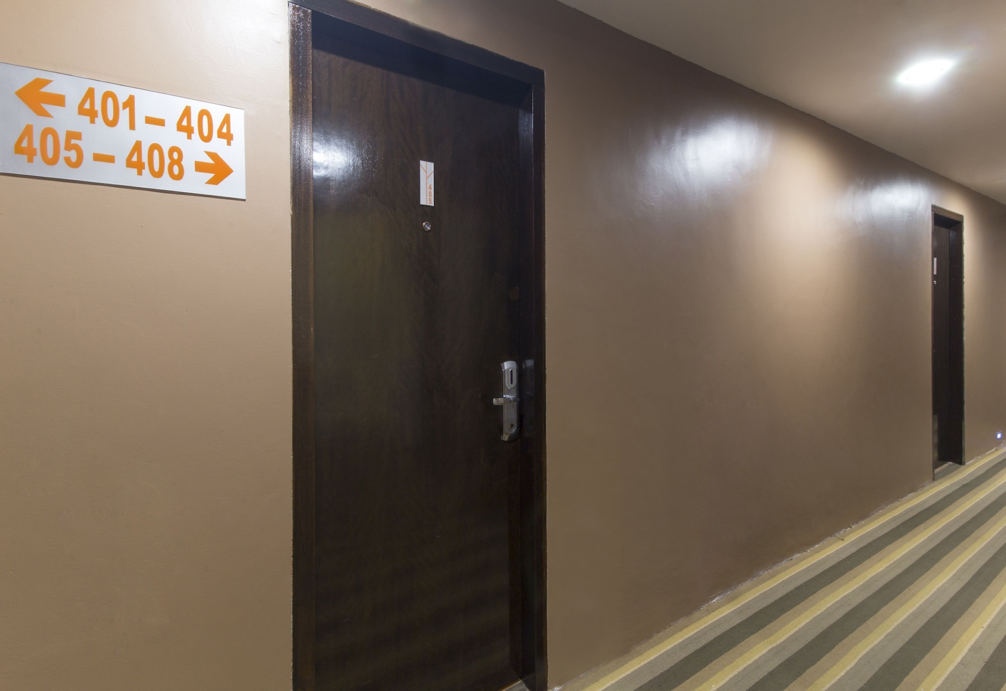 A hallway with directional signs for room numbers 401-404 and 405-408.