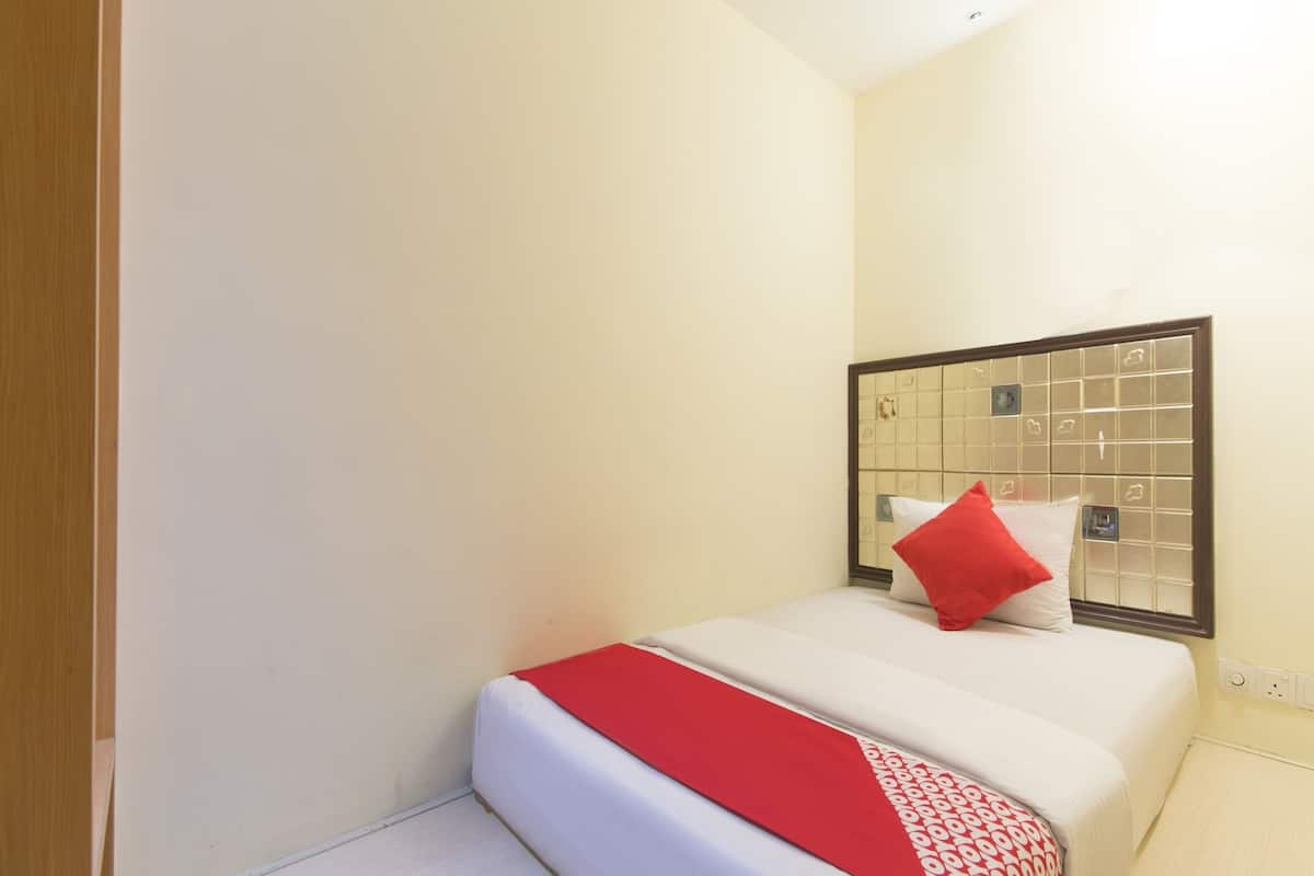 Standard Single Room, 1 Twin Bed | In-room safe, desk, iron/ironing board, free WiFi