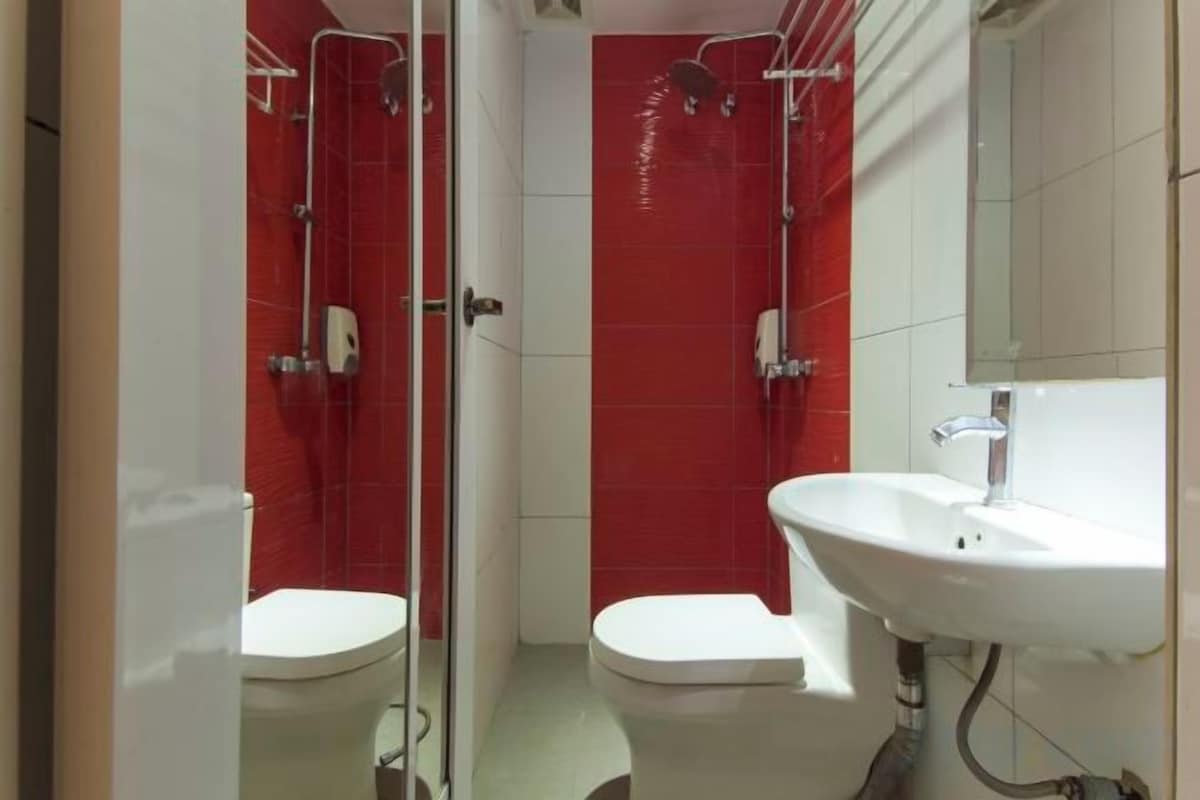 Salle de bain | Douche, séchoir à cheveux, bidet, serviettes fournies