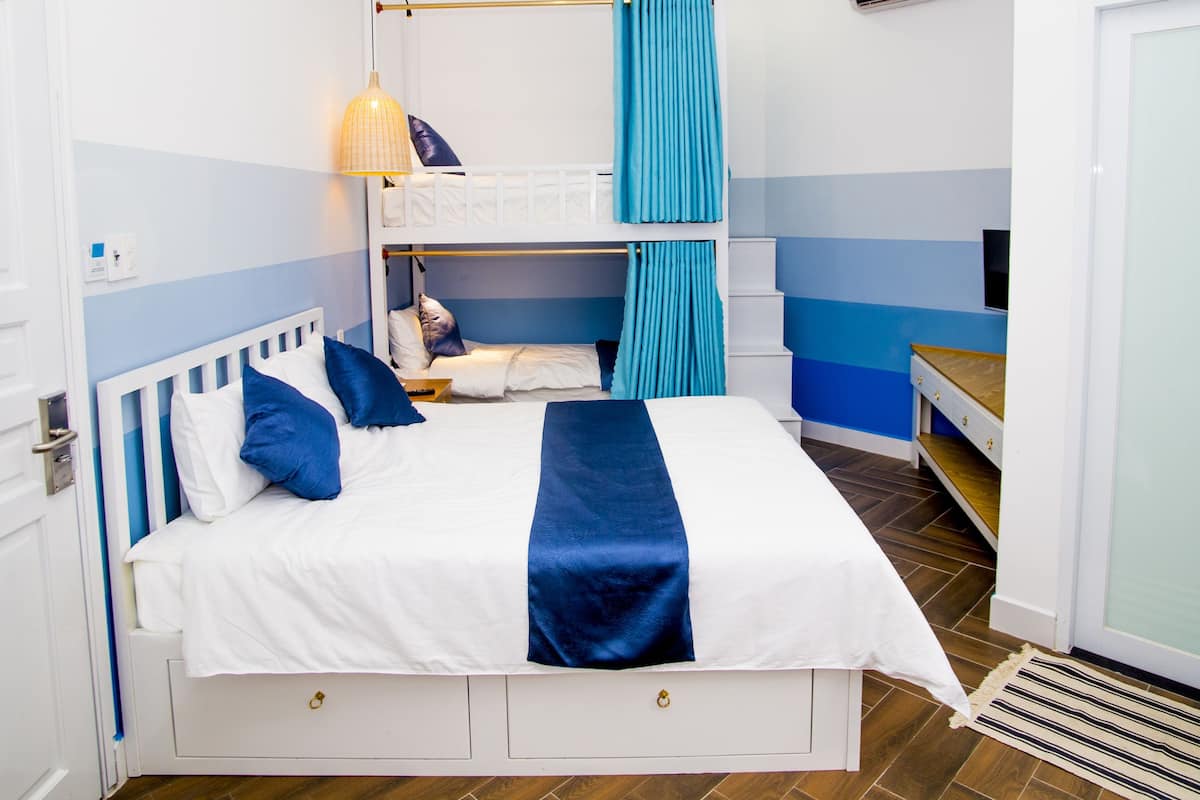 Deluxe Family Room  | Desk, free WiFi