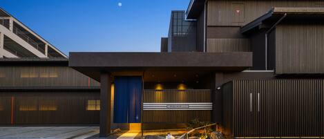 Bagian depan properti - sore/malam