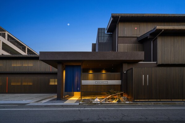 Voorkant accommodatie - avond/nacht