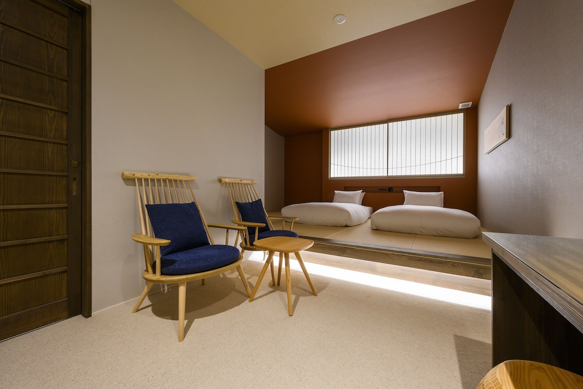 Deluxe Triple Room, Non Smoking | 1 bedroom, in-room safe, desk, free WiFi
