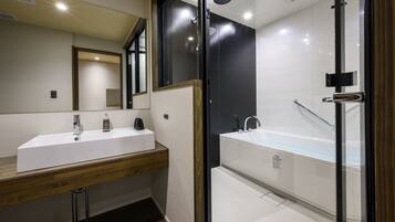 Rom – deluxe, ikke-røyk | Bad | Toalettartikler (inkludert), hårføner og tøfler