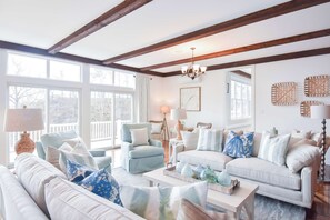 Télévision, cheminée, espaces bureaux