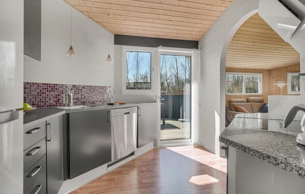 Fridge, stovetop, dishwasher, coffee/tea maker - Cozy home in Roslev with WiFi (Roslev)