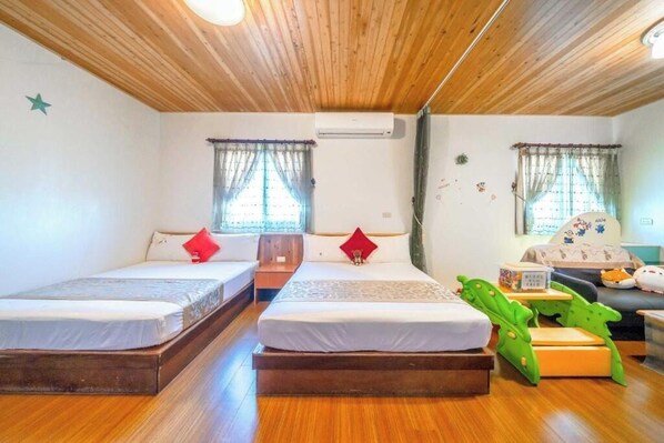 Standard Quadruple Room | Free WiFi, bed sheets