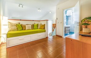 3 bedrooms, travel cot, free WiFi, bed sheets