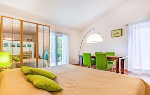 3 bedrooms, travel cot, free WiFi, bed sheets
