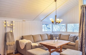 TV, fireplace, DVD player - Lovely home in Søndeled with sauna (Søndeled)