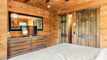 3 bedrooms, desk, travel cot, free WiFi
