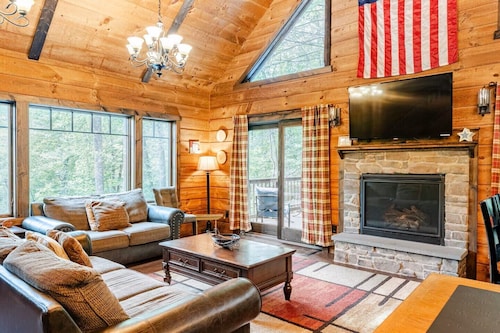 Waterfront family cabin, near falls, golf, ski resorts, hiking, fishing & more!