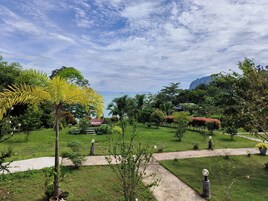 Deluxe Quadruple Room | Blackout drapes, soundproofing, free WiFi, bed sheets