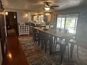 Dining - Waterfront, Easy Slope Lake Access, Dog Friendly, HOT TUB, lots of activities (Rogers)