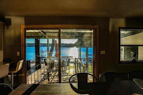 Waterfront, Easy Slope Lake Access, Dog Friendly, HOT TUB, lots of activities