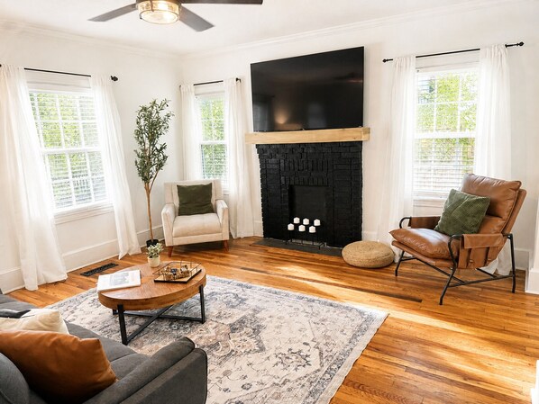 Smart TV y chimenea 