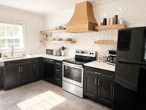 Fridge, microwave, oven, stovetop - Camellia: Close to the Medical District and Augusta National (Augusta)