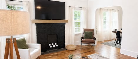 Smart TV, fireplace