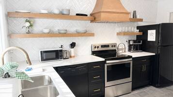 Réfrigérateur, four à micro-ondes, un four, surface de cuisson