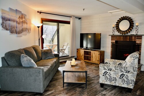 Newly renovated cozy ski retreat with view of Killington slopes