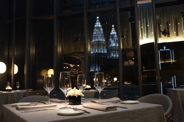 5 restaurants, breakfast, lunch served; local and international cuisine  - EQ Kuala Lumpur (Kuala Lumpur)