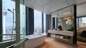 Premier Room, 1 King Bed | Bathroom | Free toiletries, hair dryer, bathrobes, slippers