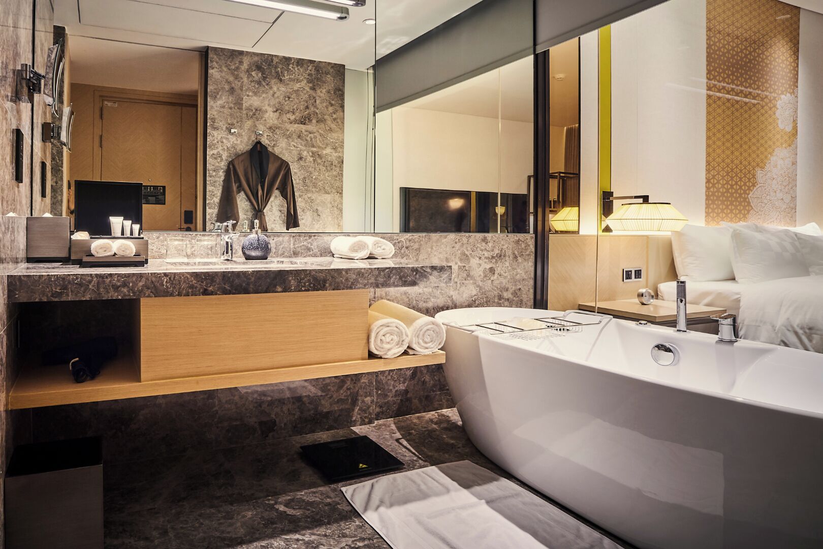 Een moderne badkamer met een groot bad, een wastafel met spiegel en een douche.