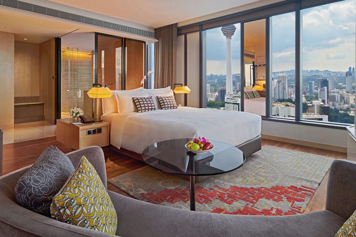 Premier King Infinity | Premium bedding, down comforters, free minibar, in-room safe