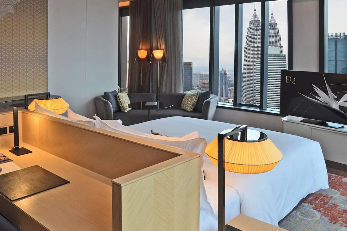 Premier Room, 1 King Bed (Twin Towers View) | Premium bedding, down comforters, free minibar, in-room safe