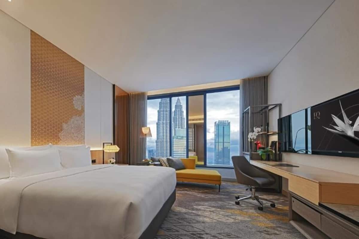 Premium bedding, down comforters, minibar (free items), in-room safe