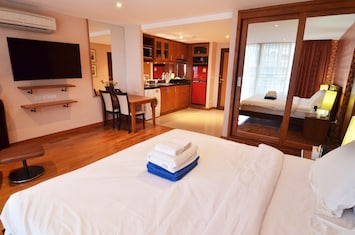 Large 45 m2 studio with full kitchen
