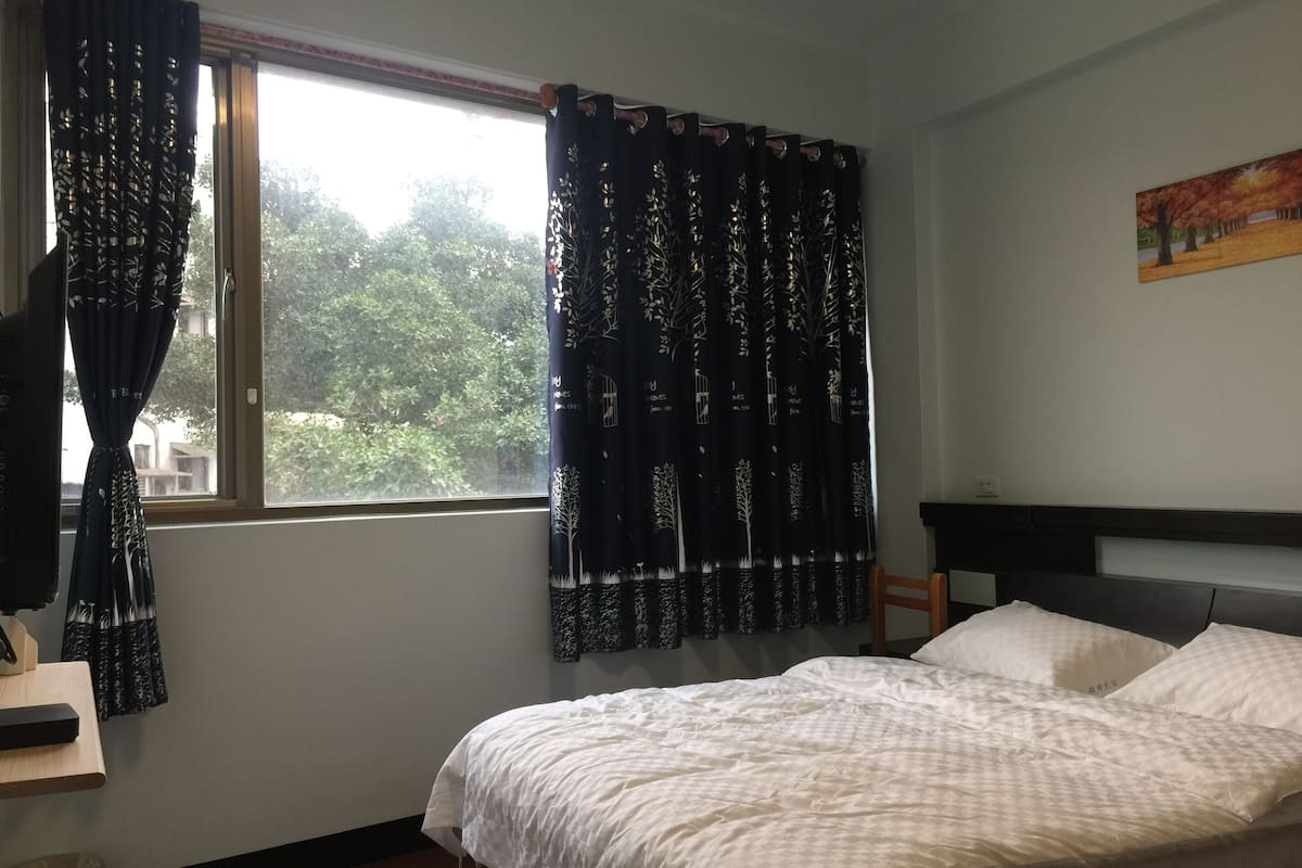 Room, 1 Bedroom, Non Smoking | Individually furnished, desk, laptop workspace, soundproofing