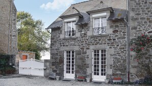 A stone building with two windows and a balcony. - Cozy home in Plancoët with WiFi (Plancoët)