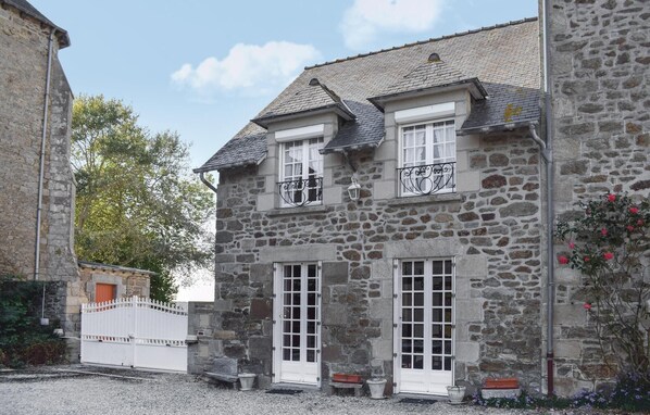 A stone building with two windows and a balcony. - Cozy home in Plancoët with WiFi (Plancoët)