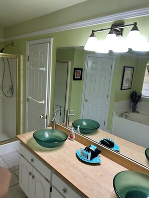 Combined shower/tub, jetted tub, hair dryer, towels