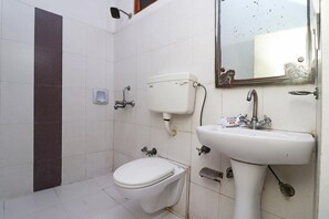 Deluxe Double Room | Bathroom | Free toiletries, towels