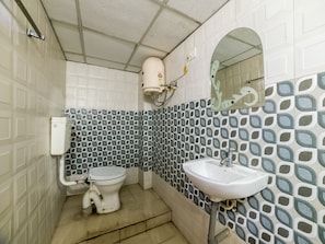 Habitación doble, 1 cama King size | Baño | Amenidades de baño gratuitas y toallas