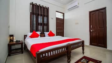Deluxe Double or Twin Room, 1 King Bed | Desk, free WiFi, bed sheets